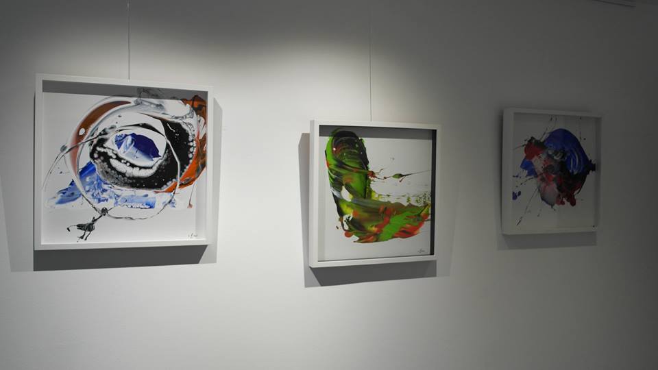 Abstrakte Malerei an der Ausstellungswand